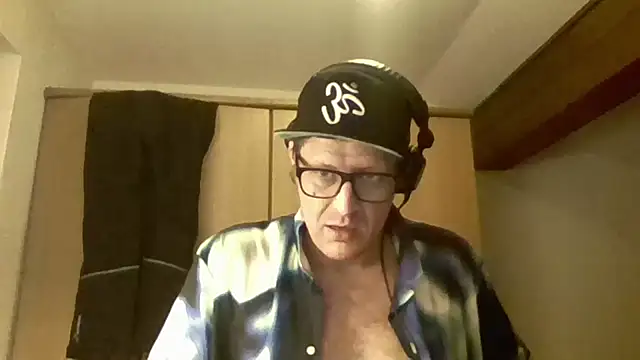 Snapshot of Bigthroaterboy chatting on December 10, 8:49 pm Bigthroaterboy online show from December 10, 8:49 pm