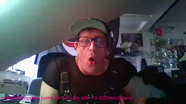 Snapshot of Bigthroaterboy chatting on December 4, 9:29 am Bigthroaterboy online show from December 4, 9:29 am