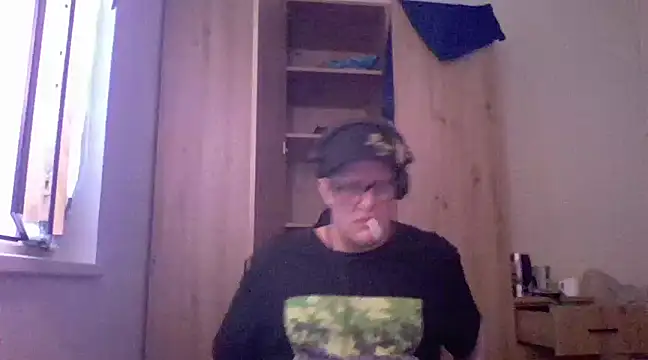 Snapshot of Bigthroaterboy chatting on March 1, 4:11 pm Bigthroaterboy online show from March 1, 4:11 pm