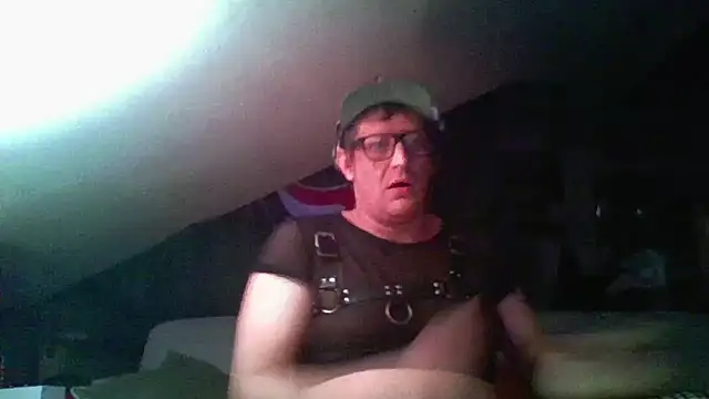 Snapshot of Bigthroaterboy chatting on December 5, 10:01 pm Bigthroaterboy online show from December 5, 10:01 pm