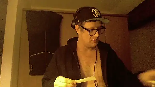 Snapshot of Bigthroaterboy chatting on December 11, 8:16 pm Bigthroaterboy online show from December 11, 8:16 pm
