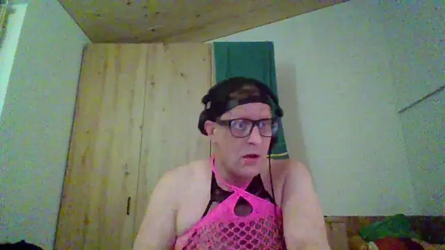 Snapshot of Bigthroaterboy chatting on September 24, 5:22 pm Bigthroaterboy online show from September 24, 5:22 pm