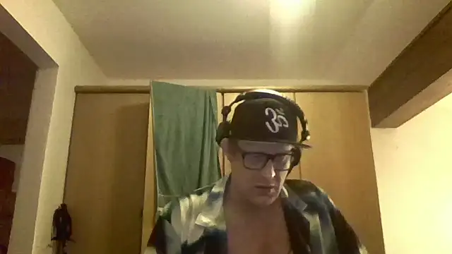 Snapshot of Bigthroaterboy chatting on December 9, 8:29 pm Bigthroaterboy online show from December 9, 8:29 pm