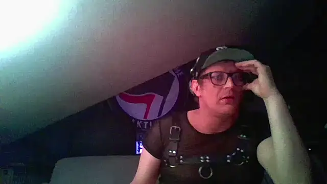 Snapshot of Bigthroaterboy chatting on December 2, 8:53 pm Bigthroaterboy online show from December 2, 8:53 pm