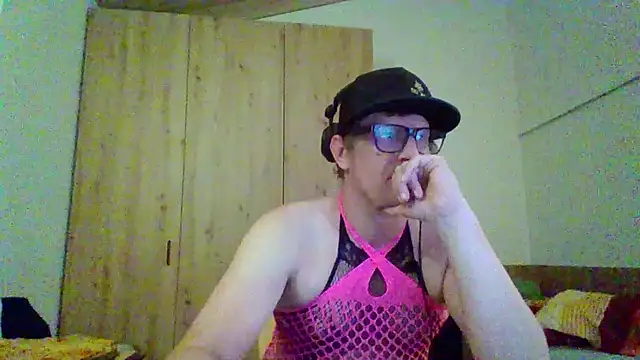 Snapshot of Bigthroaterboy chatting on September 14, 10:01 pm Bigthroaterboy online show from September 14, 10:01 pm