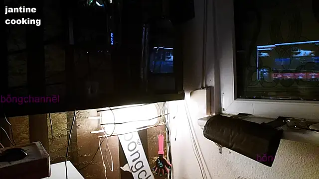 Snapshot of BongChannel chatting on January 1, 2:52 pm BongChannel online show from January 1, 2:52 pm