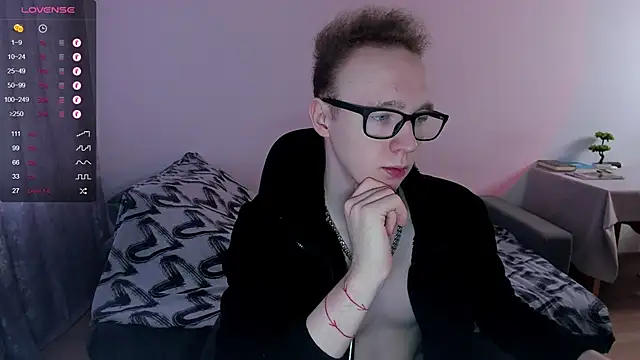 Snapshot of Alex_silents chatting on February 3, 11:09 am Alex silents online show from February 3, 11:09 am