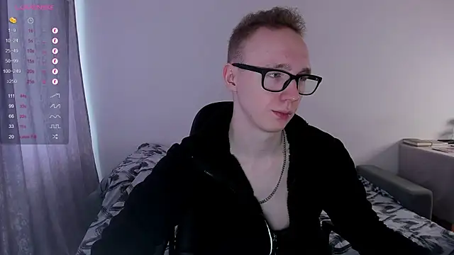 Snapshot of Alex_silents chatting on March 13, 10:05 am Alex silents online show from March 13, 10:05 am