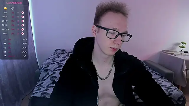 Snapshot of Alex_silents chatting on February 20, 10:05 am Alex silents online show from February 20, 10:05 am