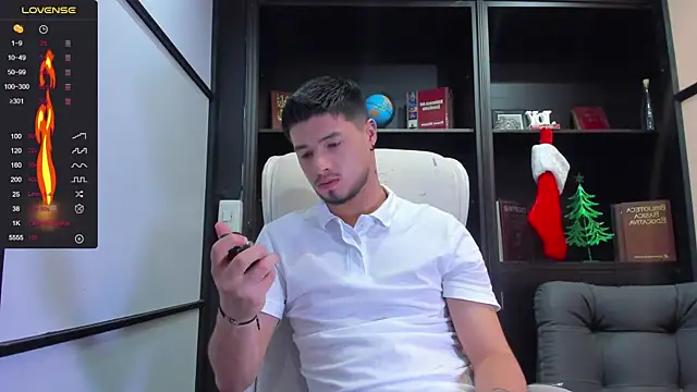 Snapshot of EdwardRoss_ chatting on December 29, 7:43 pm EdwardRoss online show from December 29, 7:43 pm