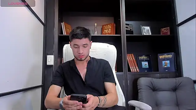 Snapshot of EdwardRoss_ chatting on March 7, 7:49 pm EdwardRoss online show from March 7, 7:49 pm