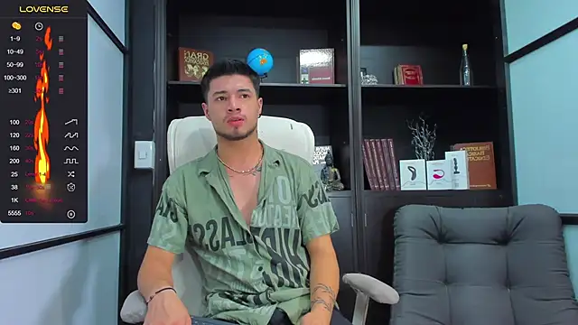 Snapshot of EdwardRoss_ chatting on December 12, 8:10 pm EdwardRoss online show from December 12, 8:10 pm