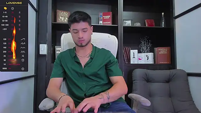 Snapshot of EdwardRoss_ chatting on January 2, 7:51 pm EdwardRoss online show from January 2, 7:51 pm