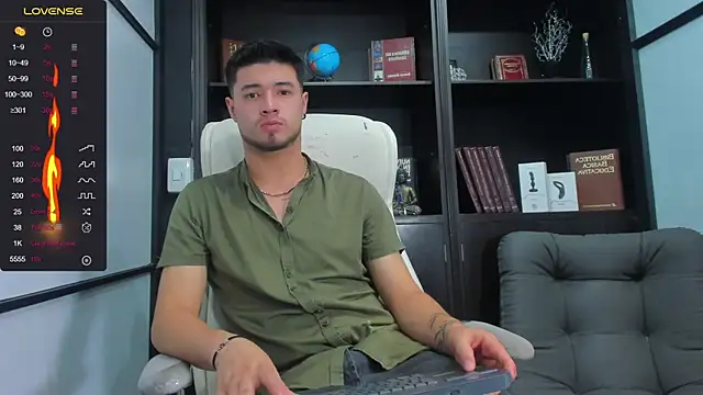 Snapshot of EdwardRoss_ chatting on December 9, 7:46 pm EdwardRoss online show from December 9, 7:46 pm