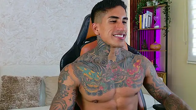 Snapshot of AdanReilly chatting on October 13, 9:21 pm AdanReilly online show from October 13, 9:21 pm