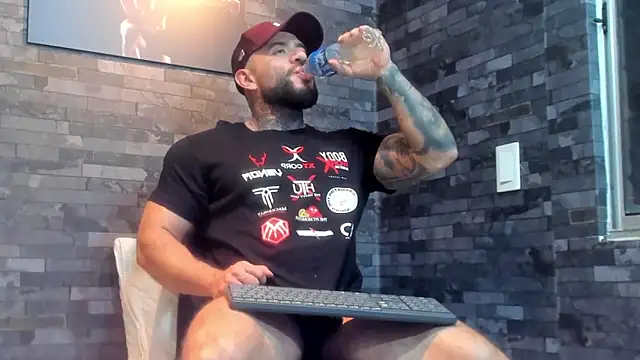 BruceDallas online show from June 8, 1:50 am