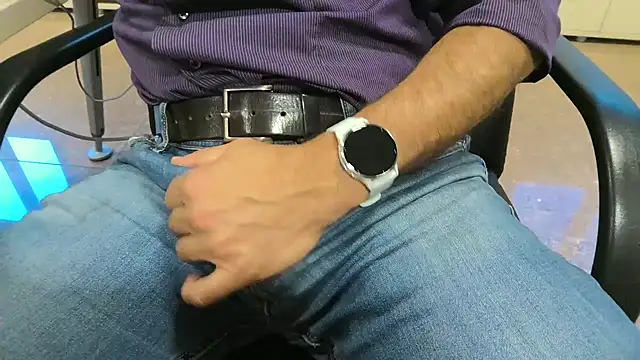 Snapshot of alessandroman2114 chatting on October 8, 4:33 pm alessandroman2114 online show from October 8, 4:33 pm