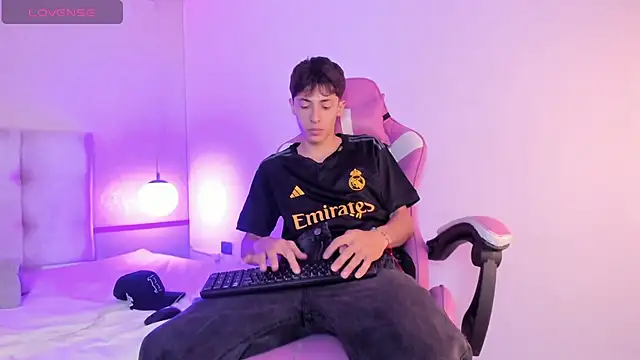 Snapshot of AlessandroDybala chatting on December 28, 12:03 pm AlessandroDybala online show from December 28, 12:03 pm