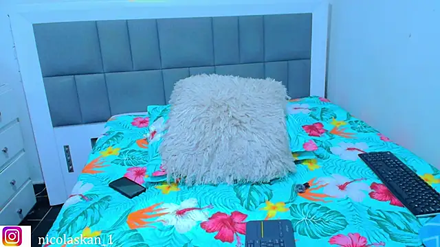 nicolaskan online show from April 21, 9:32 pm