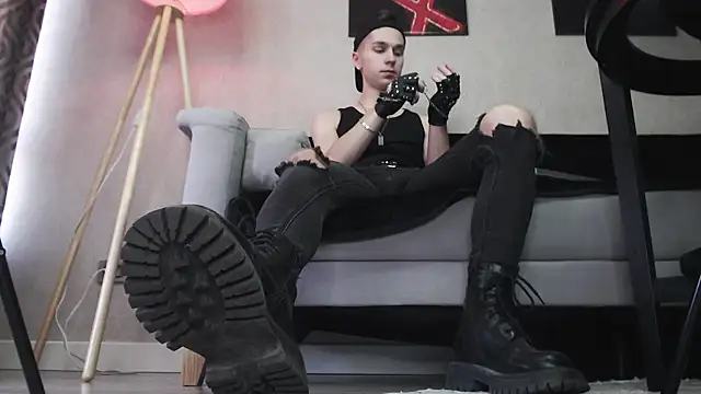 Joseph  Quinn online show from December 2, 7:22 am