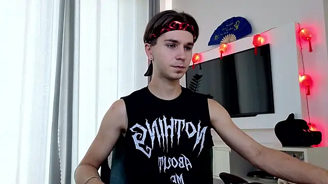 Joseph  Quinn online show from April 10, 1:23 am