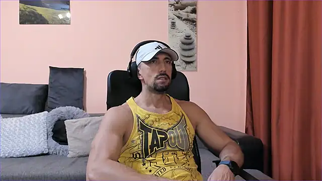 Snapshot of HotHunkTrainer chatting on December 7, 12:45 pm HotHunkTrainer online show from December 7, 12:45 pm