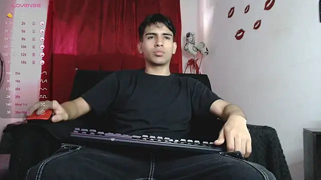 Snapshot of zack_thunder chatting on December 9, 7:24 pm zack thunder online show from December 9, 7:24 pm