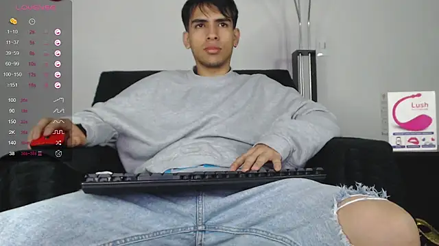Snapshot of zack_thunder chatting on February 15, 11:50 am zack thunder online show from February 15, 11:50 am