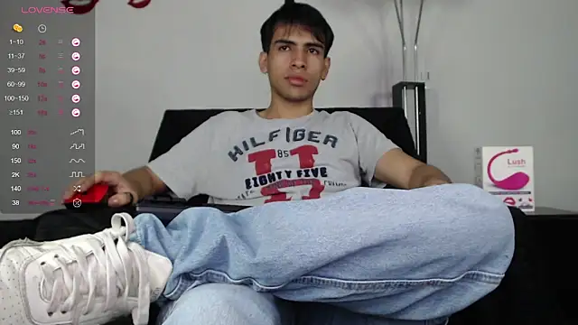 Snapshot of zack_thunder chatting on February 25, 11:52 am zack thunder online show from February 25, 11:52 am