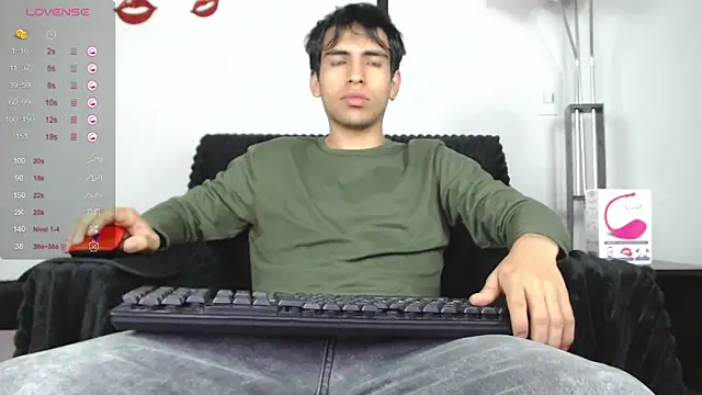 Snapshot of zack_thunder chatting on February 2, 12:13 pm zack thunder online show from February 2, 12:13 pm