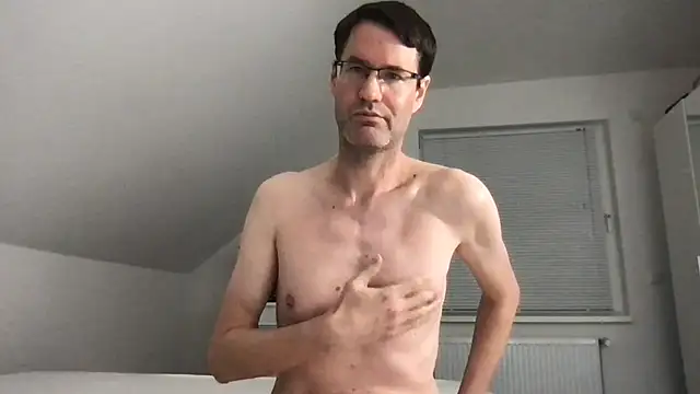 Snapshot of zxzx_cam1 chatting on September 13, 10:33 pm zxzx cam1 online show from September 13, 10:33 pm