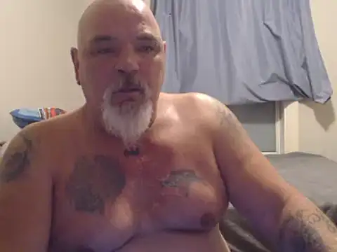 Snapshot of Newfiesausage1972 chatting on December 26, 9:33 am Newfiesausage1972 online show from December 26, 9:33 am