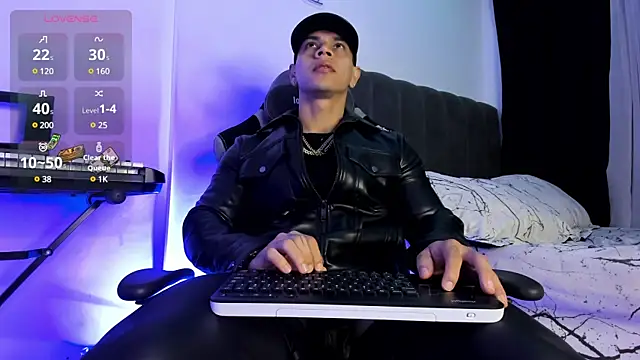 Snapshot of Aron_Dark chatting on March 18, 10:50 am Aron Dark online show from March 18, 10:50 am
