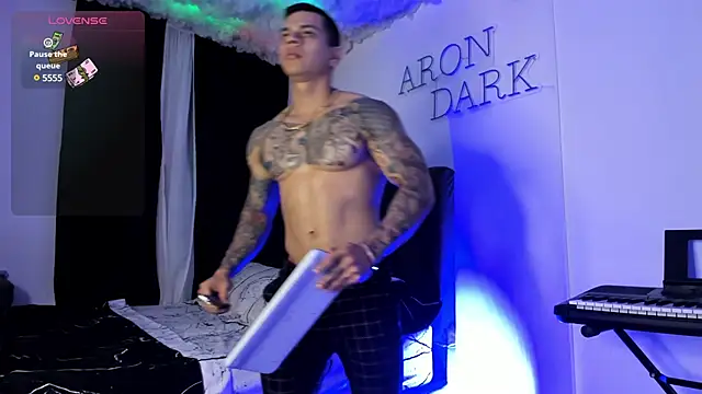 Snapshot of Aron_Dark chatting on March 2, 10:45 pm Aron Dark online show from March 2, 10:45 pm