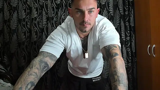 Snapshot of Jonmusclemaster chatting on December 3, 8:50 pm Jonmusclemaster online show from December 3, 8:50 pm