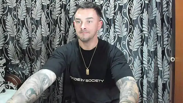 Snapshot of Jonmusclemaster chatting on January 1, 8:26 pm Jonmusclemaster online show from January 1, 8:26 pm