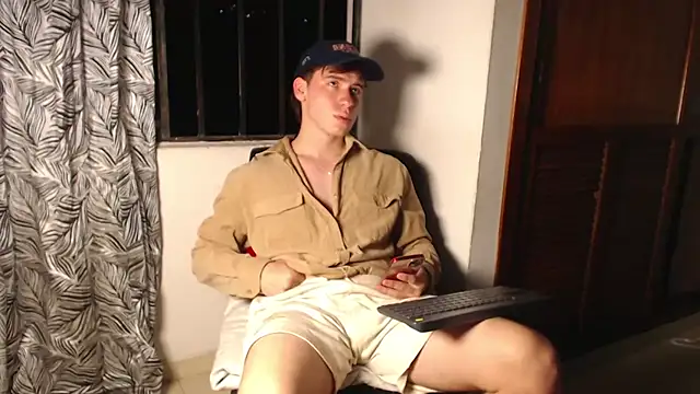 Snapshot of harry_greg21 chatting on September 12, 12:43 am harry greg21 online show from September 12, 12:43 am
