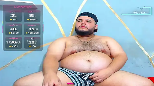 Snapshot of damian_chubby chatting on October 16, 6:43 am damian chubby online show from October 16, 6:43 am