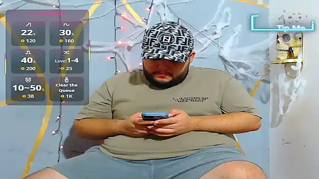 Snapshot of damian_chubby chatting on October 17, 8:29 am damian chubby online show from October 17, 8:29 am