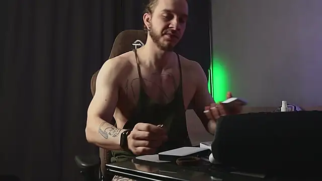 Snapshot of pleasure8869 chatting on January 10, 2:46 am pleasure8869 online show from January 10, 2:46 am
