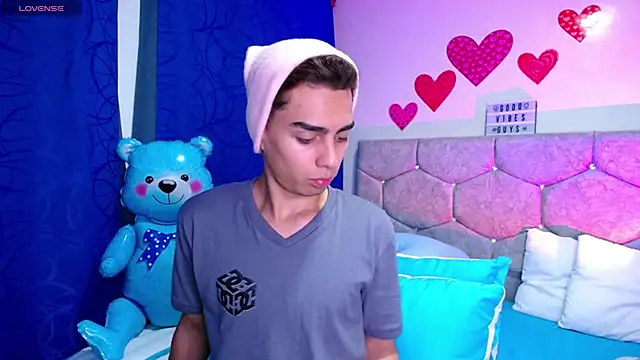 Snapshot of OwenBluee chatting on February 18, 6:15 am OwenBluee online show from February 18, 6:15 am