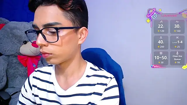 OwenBluee online show from April 23, 9:47 am