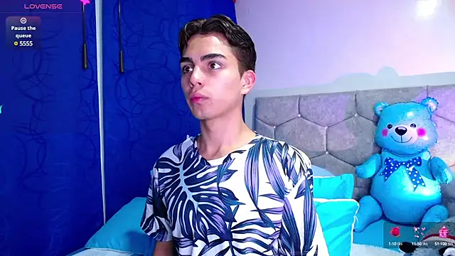 Snapshot of OwenBluee chatting on February 3, 4:57 am OwenBluee online show from February 3, 4:57 am