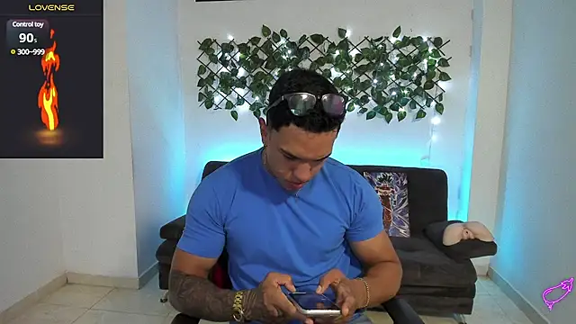 Snapshot of Taylor_John chatting on December 11, 2:17 pm Taylor John online show from December 11, 2:17 pm