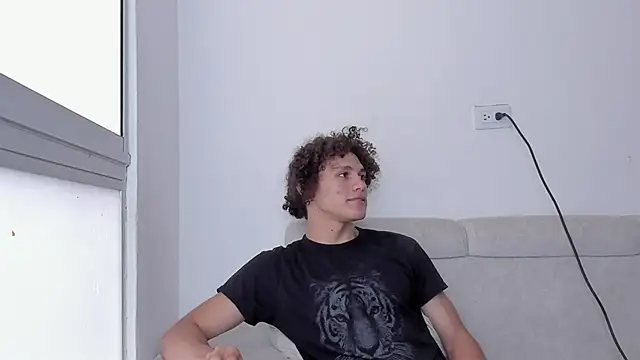 Snapshot of laurent_nova chatting on February 18, 5:44 pm laurent nova online show from February 18, 5:44 pm