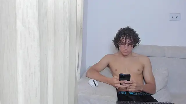 Snapshot of laurent_nova chatting on January 1, 5:22 pm laurent nova online show from January 1, 5:22 pm