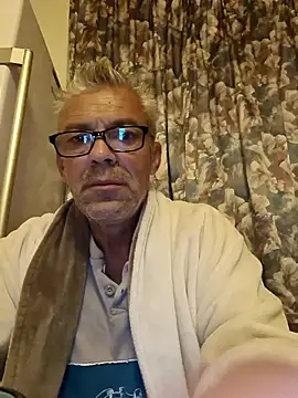 Snapshot of Picolo4111 chatting on October 10, 2:49 am Picolo4111 online show from October 10, 2:49 am