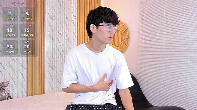 Snapshot of billie_jr chatting on October 15, 3:47 am billie jr online show from October 15, 3:47 am
