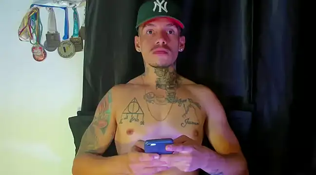 Snapshot of zyongracia chatting on January 4, 12:27 am zyongracia online show from January 4, 12:27 am