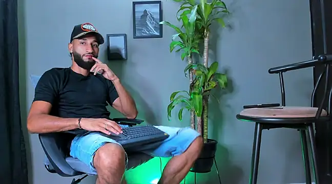 Snapshot of Damian_022 chatting on January 22, 10:49 pm Damian 022 online show from January 22, 10:49 pm